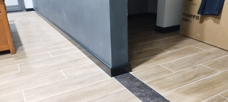 Len chân tường nhựa màu đen