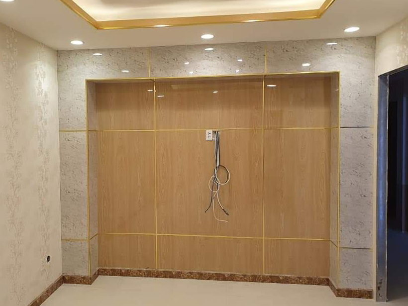 Tấm PVC vân đá ốp phòng khách (màu vàng nâu)