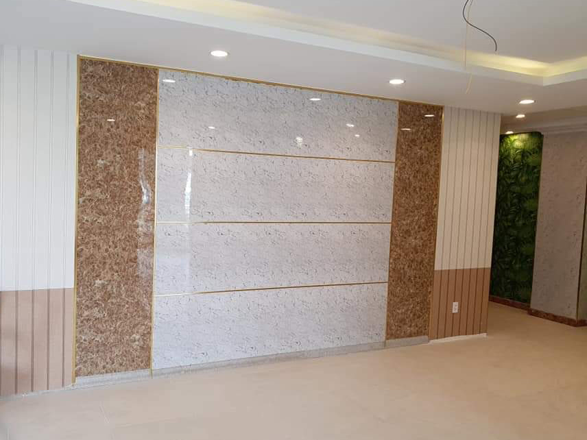 Tấm nhựa PVC vân đá màu trắng + màu nâu ốp phòng khách