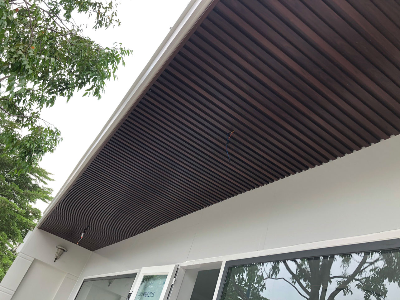 Ốp lam sóng ban công quán cafe