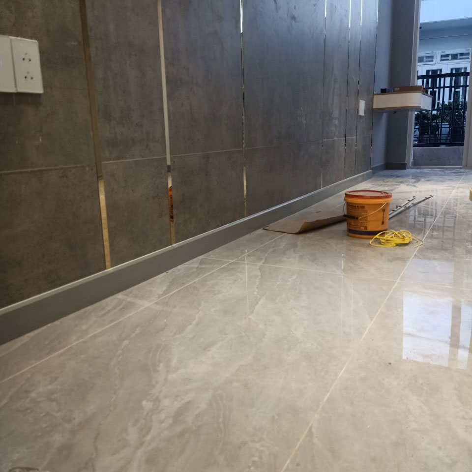 Len chân tường nhựa màu xám