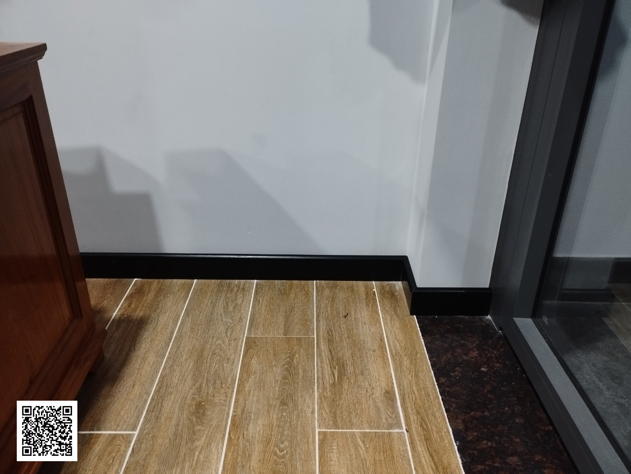 Len Chân Tường Nhựa Màu Đen Cao 10cm