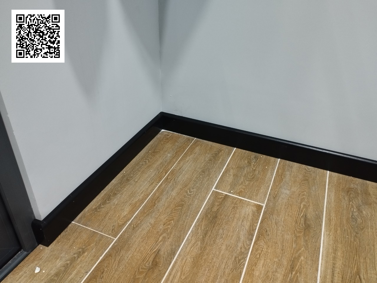 Len Chân Tường Nhựa Màu Đen Cao 10cm
