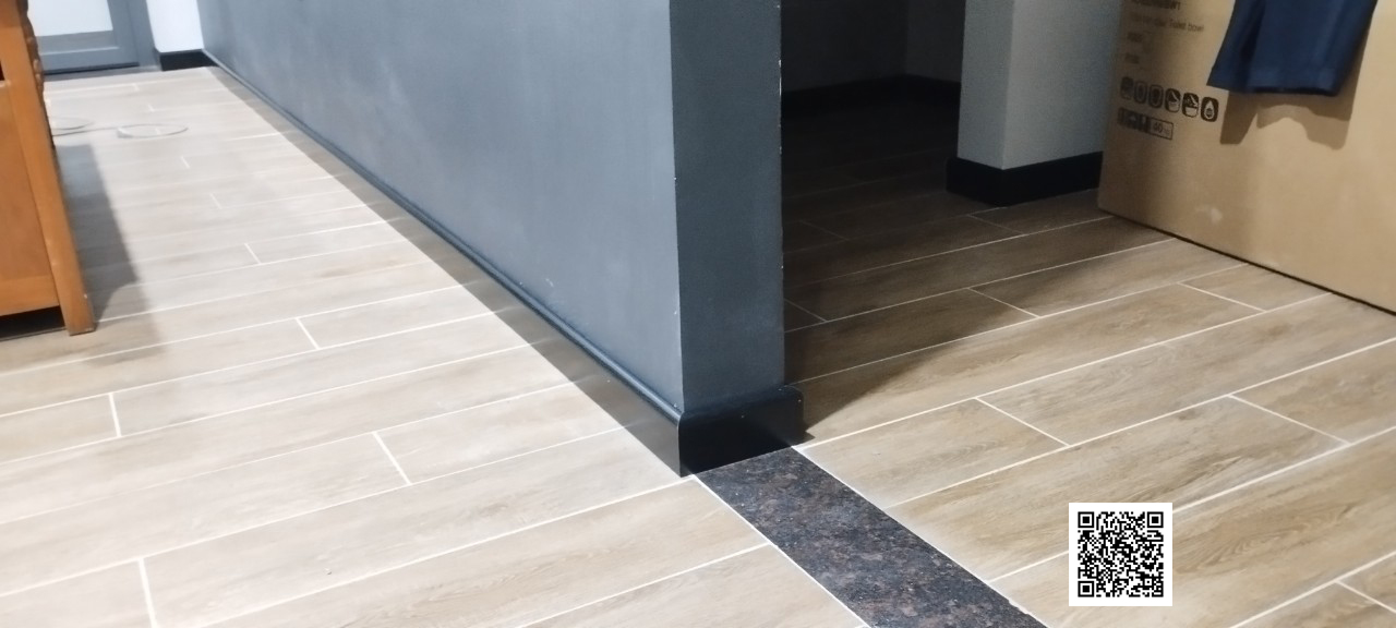 Len Chân Tường Nhựa Màu Đen Cao 10cm